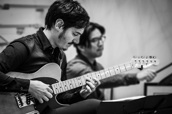 Victor Tortora est guitariste et pianiste du duo Velvet Anacrouse. Il anime vos vins d'honneur, manifestations, fêtes de vendanges, fin d'année, vœux, cérémonies, foires en musique !